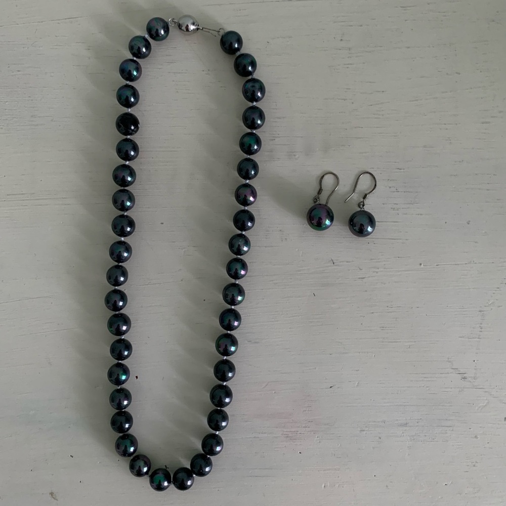 Black pearl colored necklace!